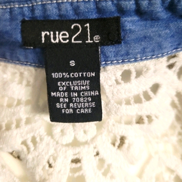 🌞4/$20 Lace Back Denim Shirt - Picture 6 of 7